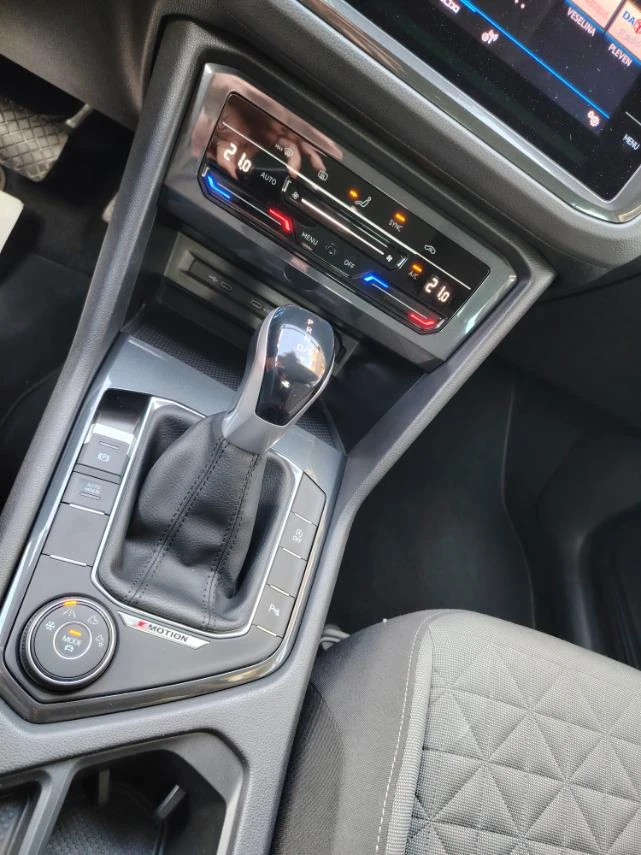 VW Tiguan 4х4-DSG-FACE-2.0TDi-150кс-FULL-БЕЗУПРЕЧЕН, снимка 12 - Автомобили и джипове - 55002452