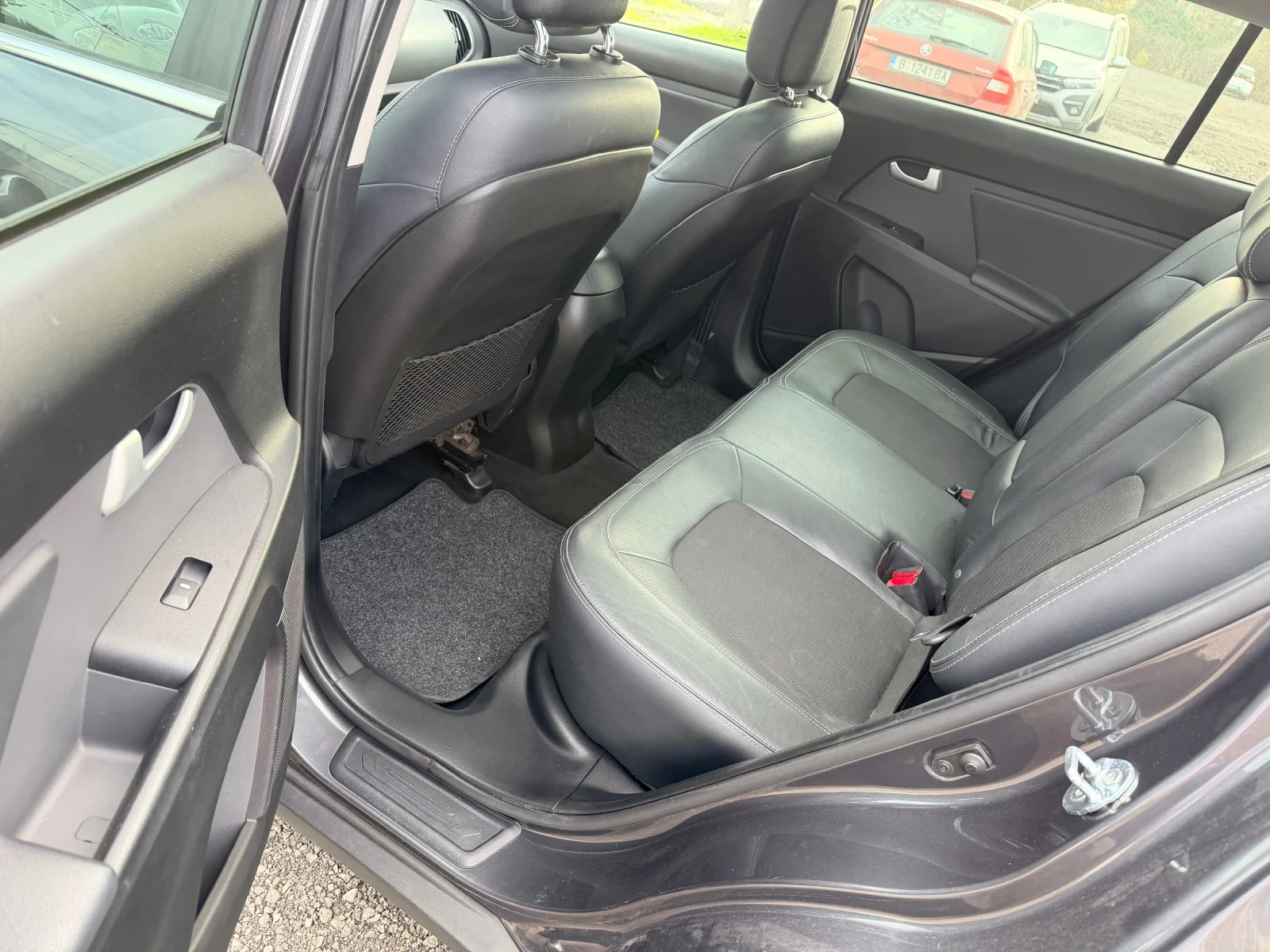 Kia Sportage 1, 7 2wd Premium - изображение 9