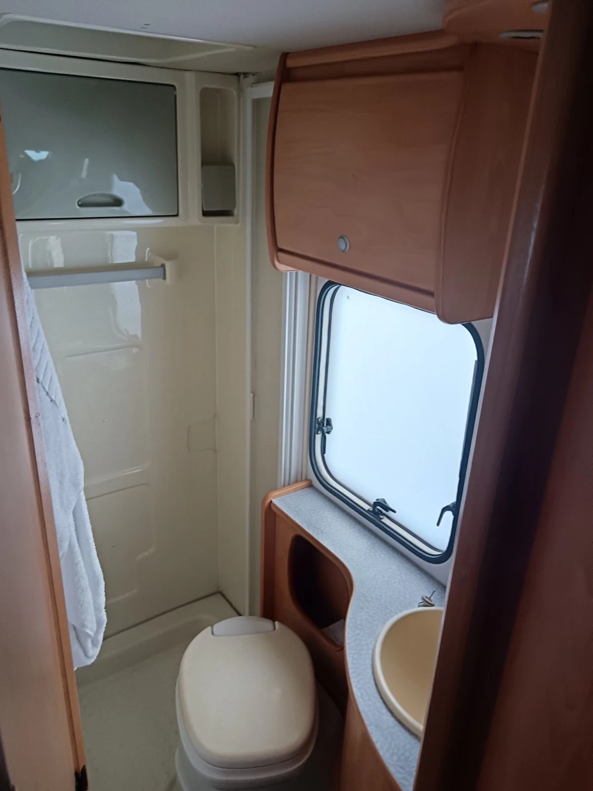 Кемпер Challenger Eden 602, снимка 14 - Каравани и кемпери - 53889995