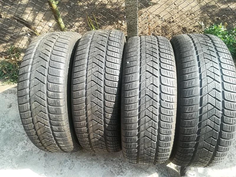 Гуми Зимни 235/65R17, снимка 1 - Гуми и джанти - 22709396