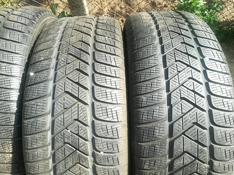 Гуми Зимни 235/65R17, снимка 2 - Гуми и джанти - 22709396