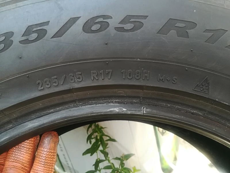 Гуми Зимни 235/65R17, снимка 6 - Гуми и джанти - 22709396