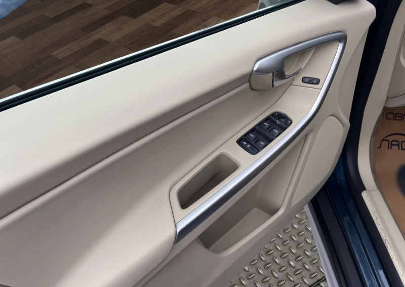 Volvo XC60 2.4 D3 MOMENTUM AWD, снимка 7 - Автомобили и джипове - 45453143