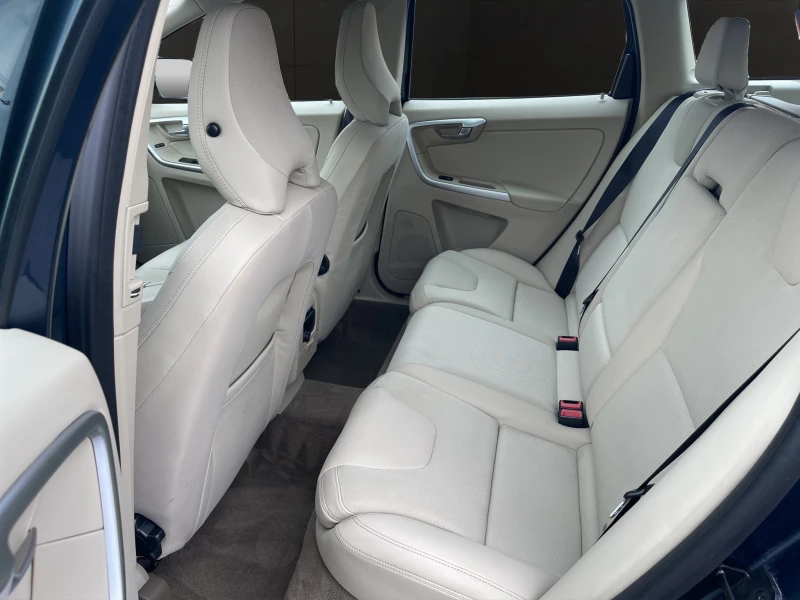 Volvo XC60 2.4 D3 MOMENTUM AWD, снимка 13 - Автомобили и джипове - 45453143