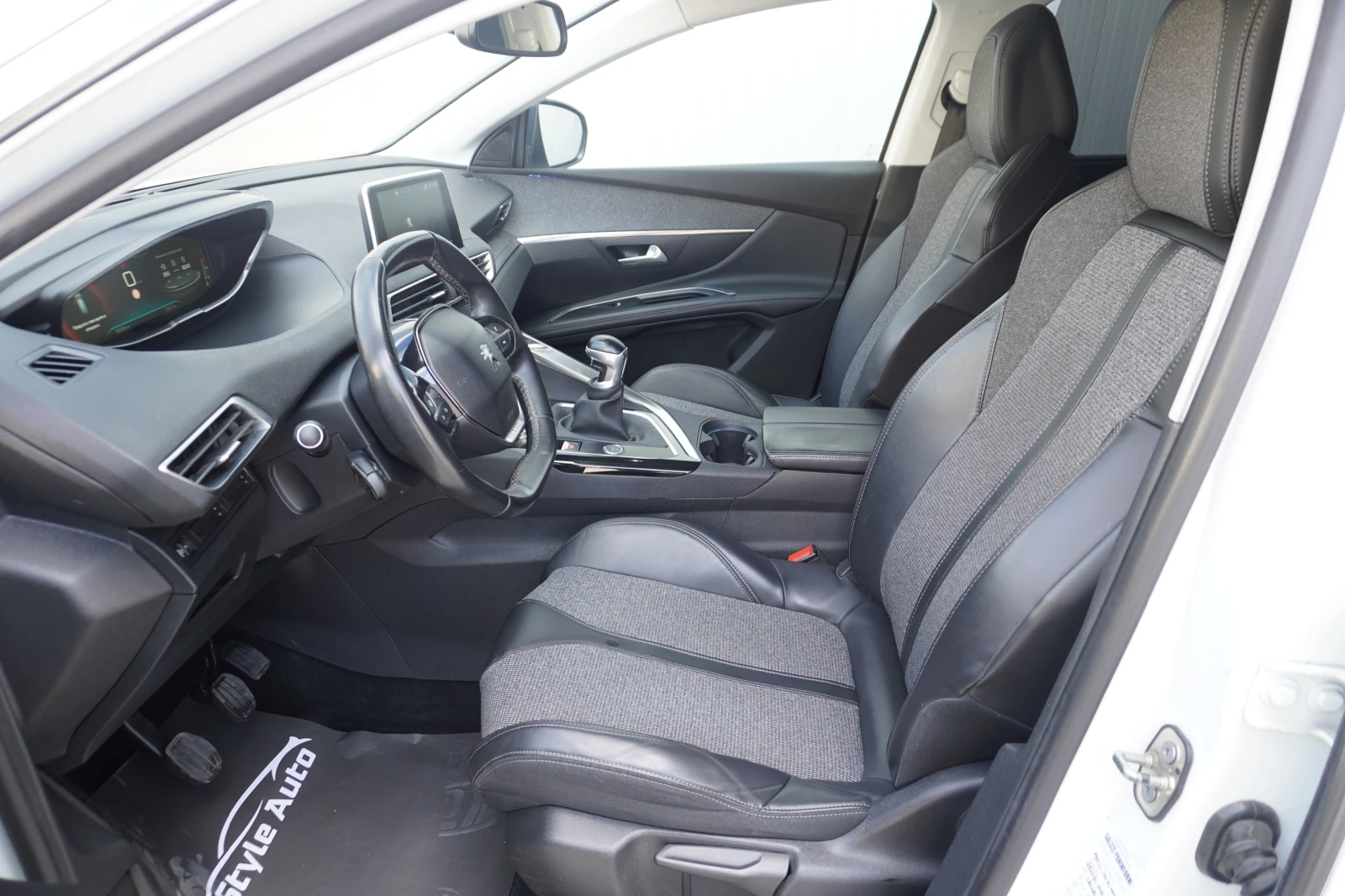 Peugeot 5008 1.6 BlueHdi/GRIP CONT/KEYLESSGO/BSM/7МЕСТ-КАТО НОВ, снимка 9 - Автомобили и джипове - 53861043