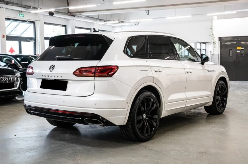 VW Touareg 4.0TDI* V8* R-LINE* NIGHT Pack* Panorama* VIRTUAL*, снимка 4 - Автомобили и джипове - 46275987