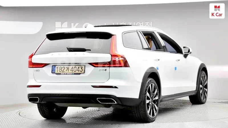 Volvo XC60 B5 AWD | DIGITAL | B&W | 360, снимка 3 - Автомобили и джипове - 54257262