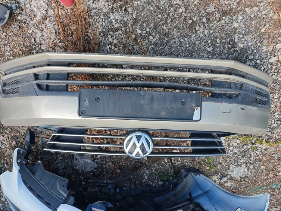 Предна броня Volkswagen VW Jetta с решетка Фолксваген Джета 5C6807217
