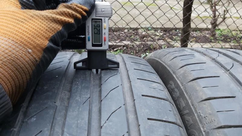 Гуми Летни 235/40R19, снимка 3 - Гуми и джанти - 27967735