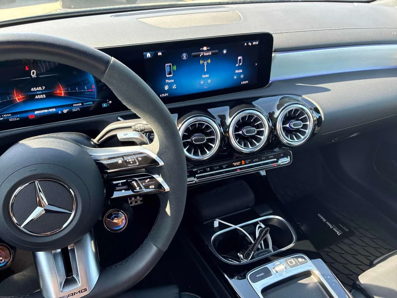 Mercedes-Benz CLA * AMG 35 * 2 КЛЮЧА* ПОДГРЕВ* PANO* KEYLESS* , снимка 9 - Автомобили и джипове - 54477225