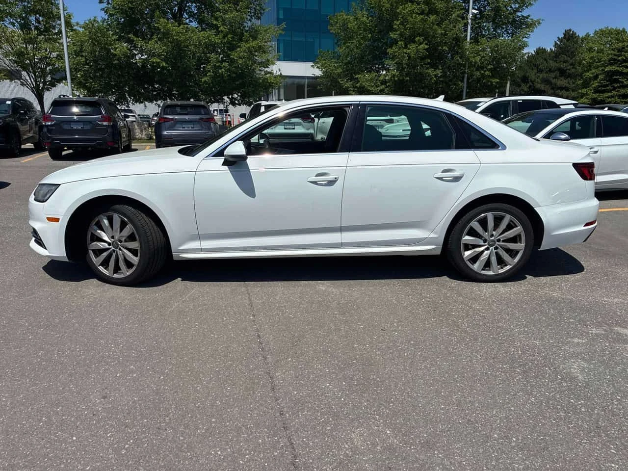 Audi A4 * Komfort * АВТОКРЕДИТ БЕЗ ПЪРВОНАЧАЛНА ВНОСКА* , снимка 2 - Автомобили и джипове - 55123398