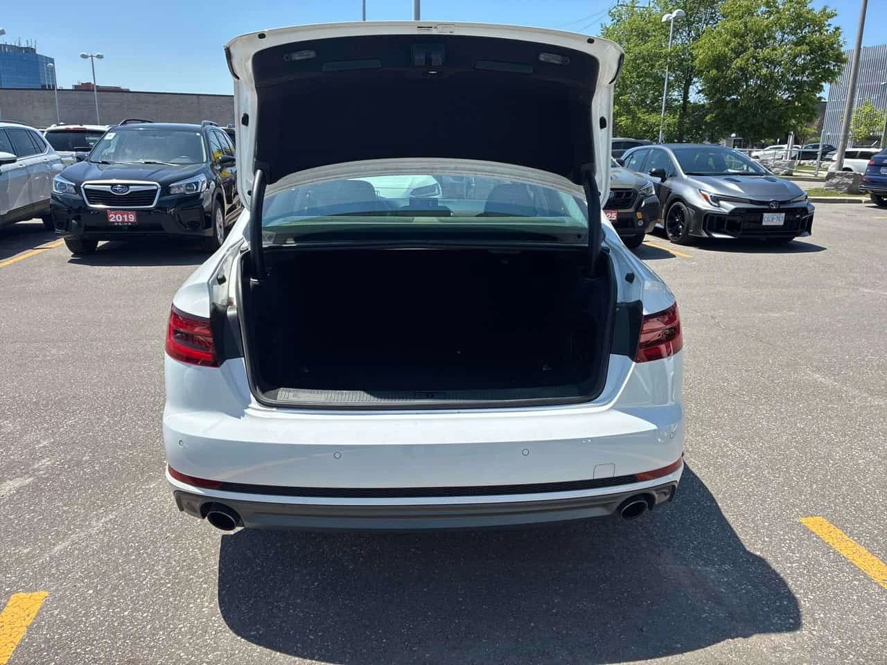 Audi A4 * Komfort * АВТОКРЕДИТ БЕЗ ПЪРВОНАЧАЛНА ВНОСКА* , снимка 15 - Автомобили и джипове - 55123398