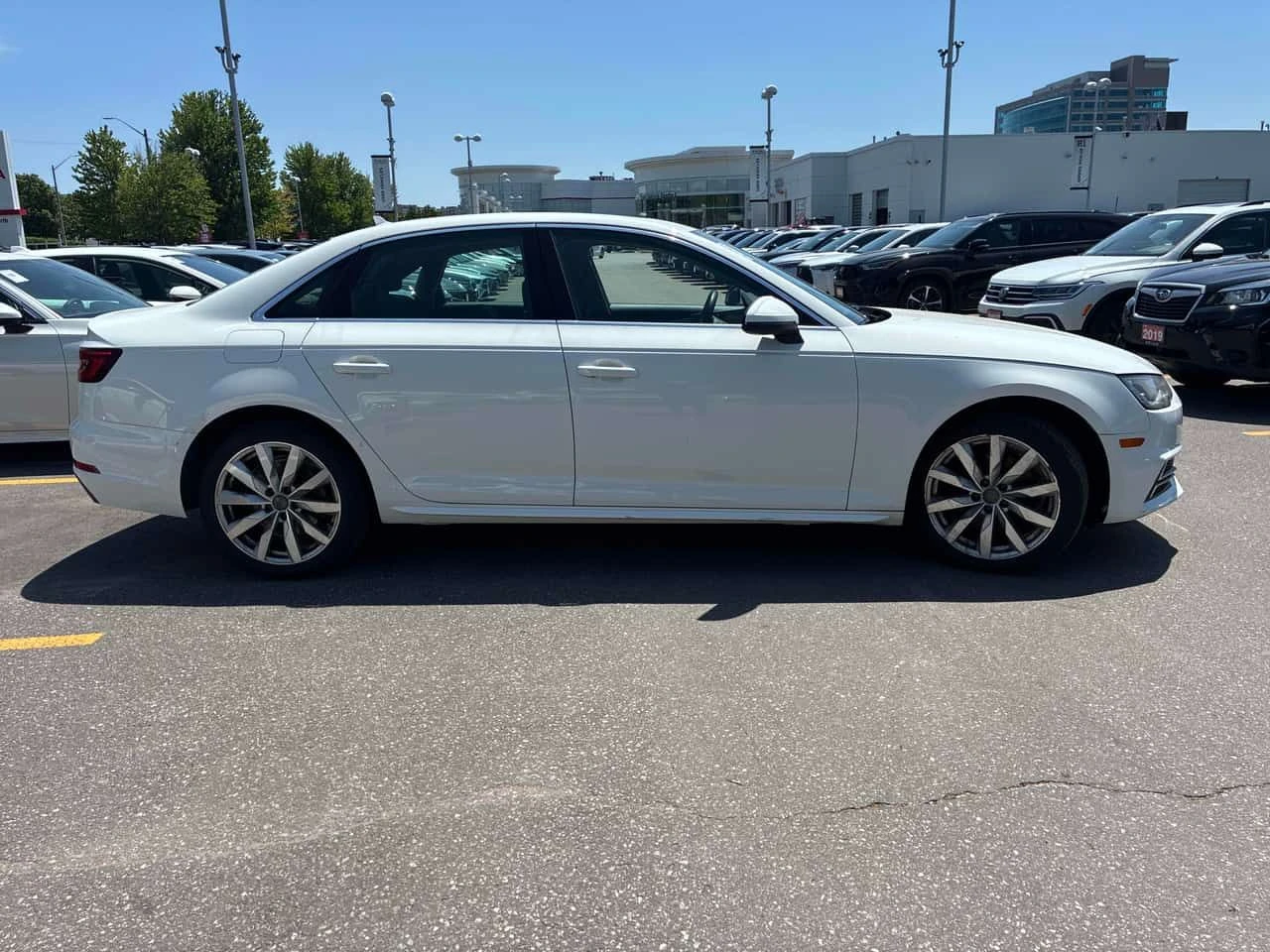 Audi A4 * Komfort * АВТОКРЕДИТ БЕЗ ПЪРВОНАЧАЛНА ВНОСКА* , снимка 3 - Автомобили и джипове - 55123398