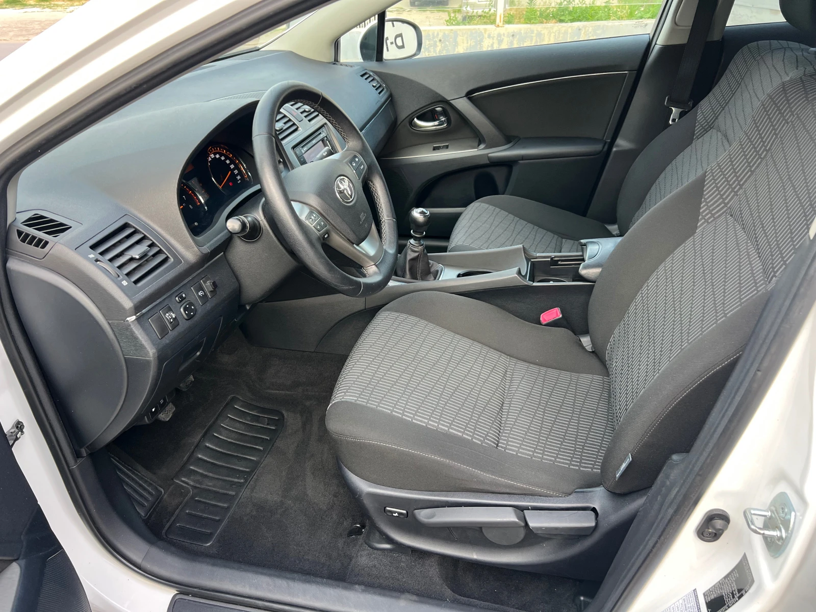 Toyota Avensis 1.8-SOLL NAVI, снимка 9 - Автомобили и джипове - 55304433