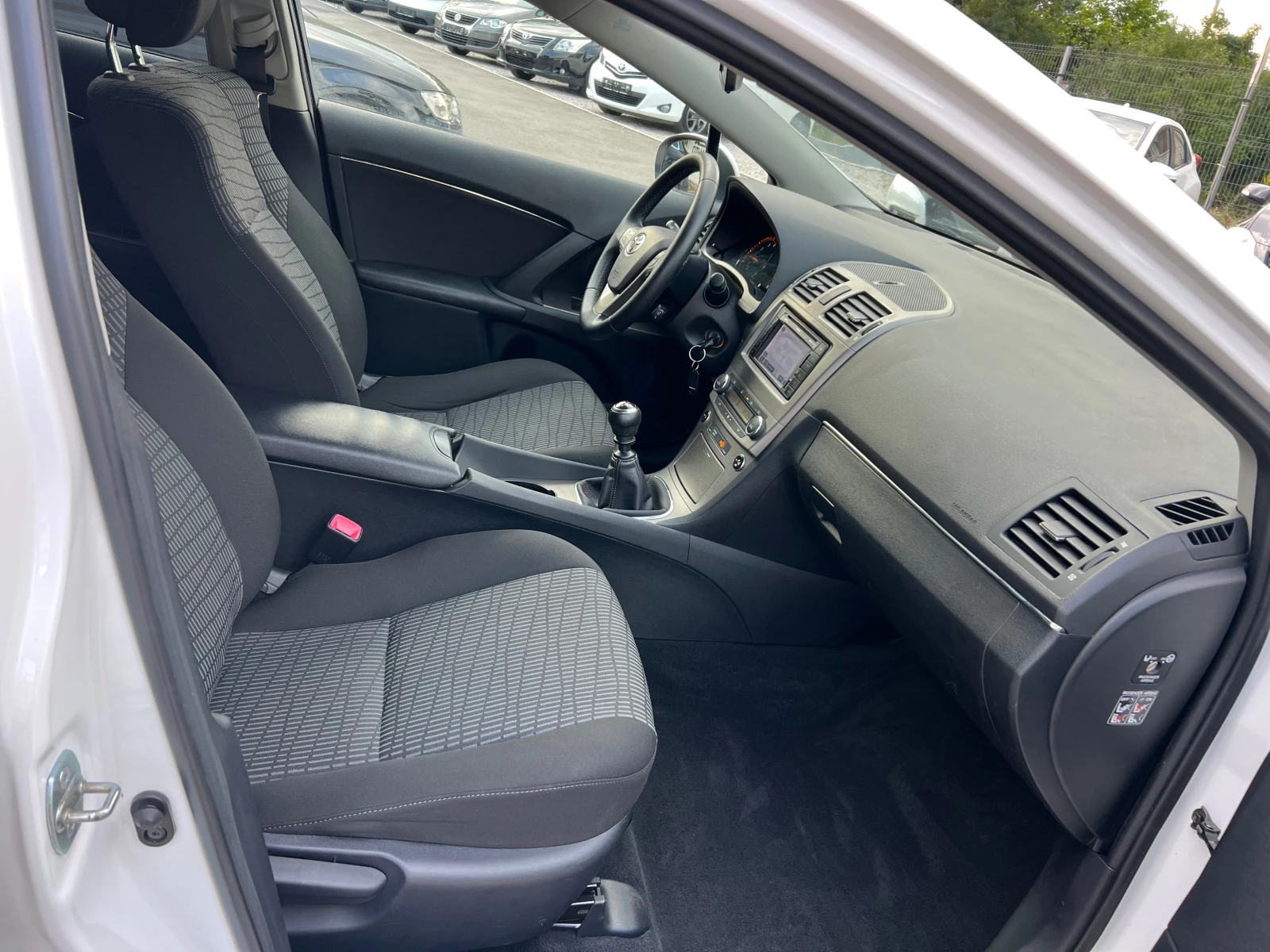 Toyota Avensis 1.8-SOLL NAVI, снимка 12 - Автомобили и джипове - 55304433