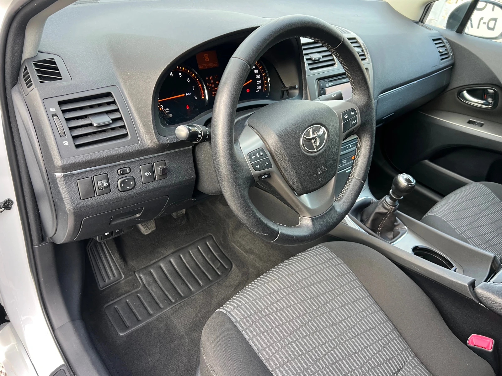 Toyota Avensis 1.8-SOLL NAVI, снимка 10 - Автомобили и джипове - 55304433