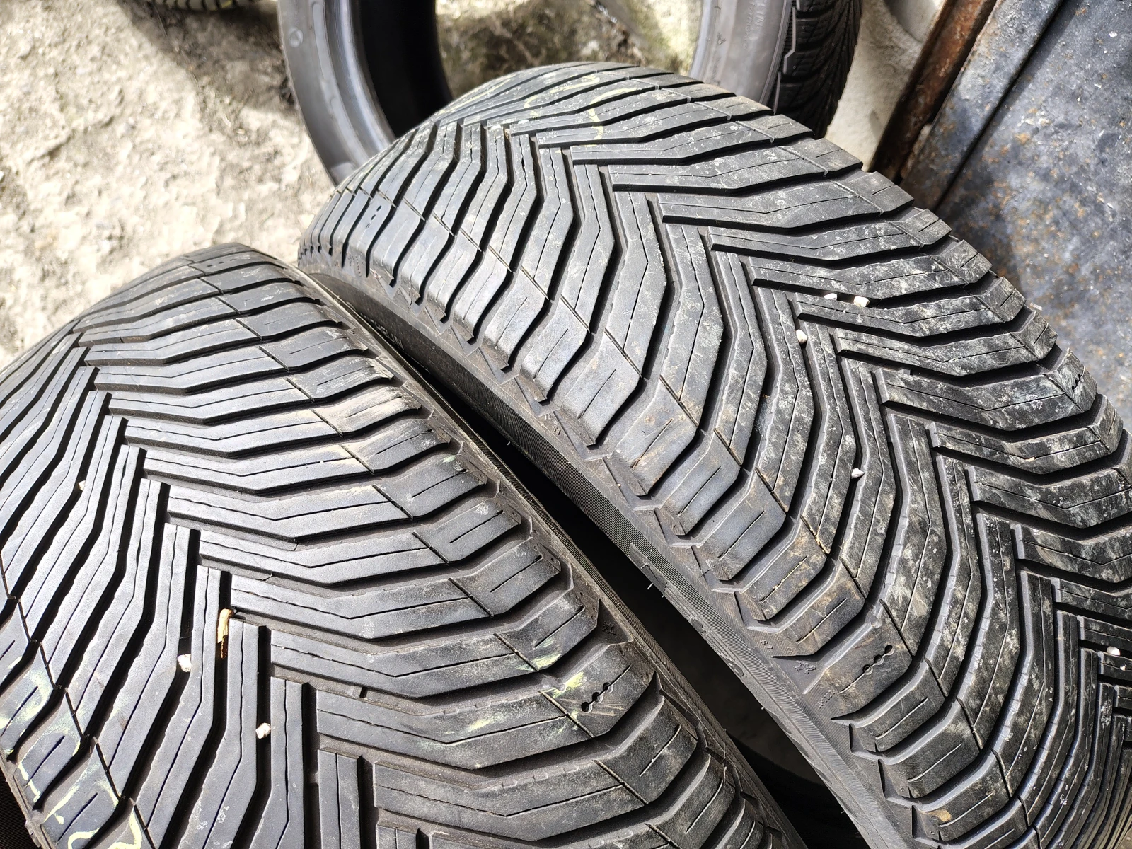 Гуми Всесезонни 235/55R19, снимка 3 - Гуми и джанти - 55841111