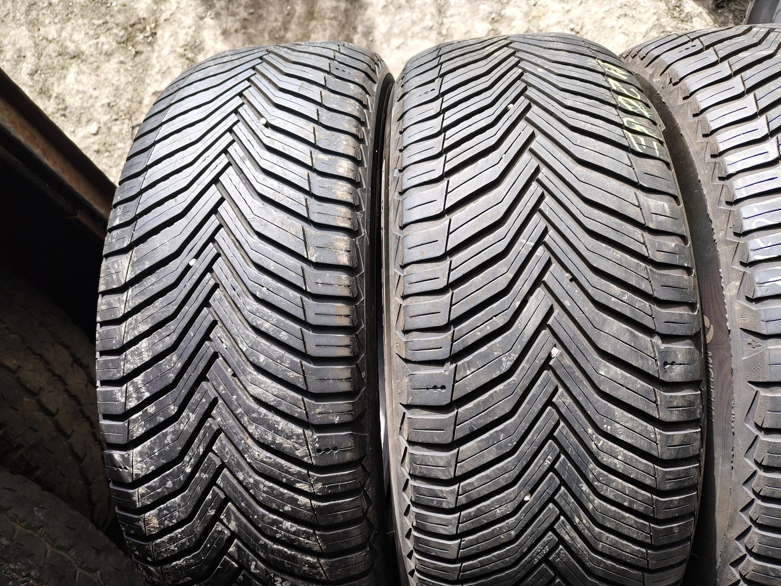 Гуми Всесезонни 235/55R19, снимка 2 - Гуми и джанти - 55841111