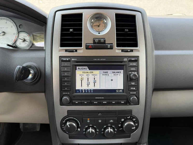 Chrysler 300c 6.1L HEMI SRT 8, снимка 16 - Автомобили и джипове - 50739993