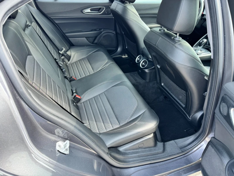 Alfa Romeo Giulia 2.2D 190к.с 8ск. 2019г.FULL Панорама , снимка 13 - Автомобили и джипове - 51299437