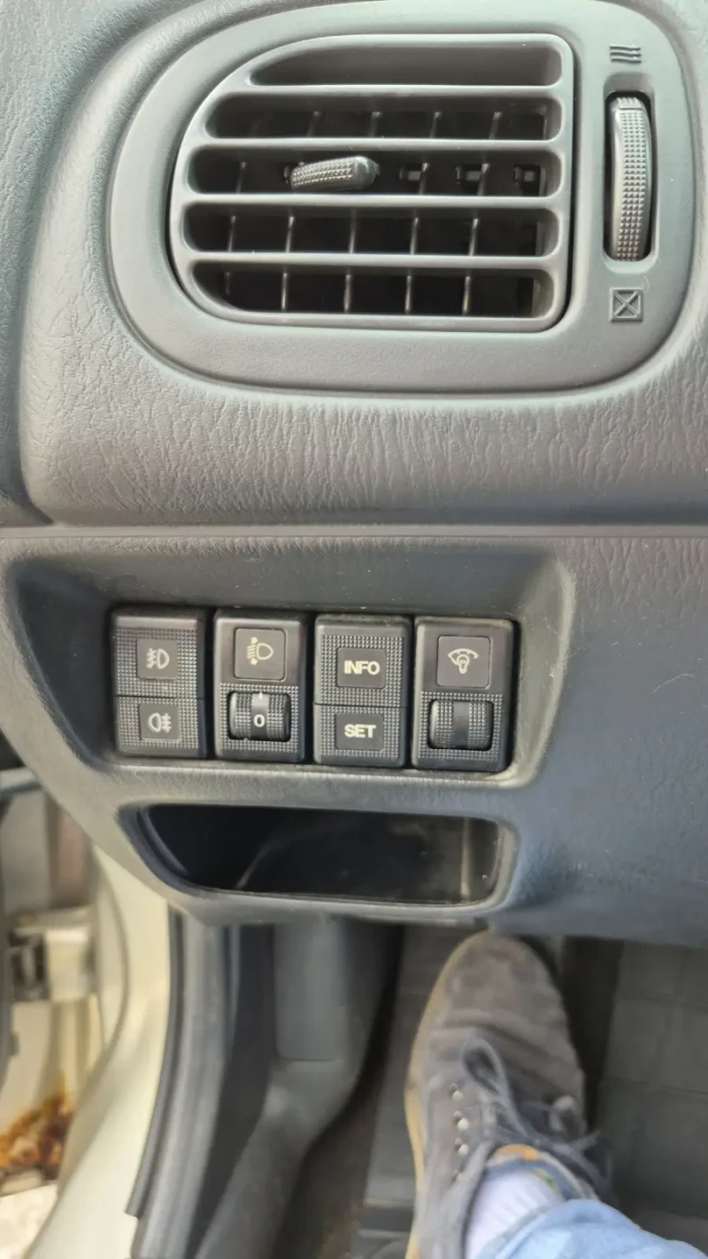 Mazda 323, снимка 12 - Автомобили и джипове - 52645168