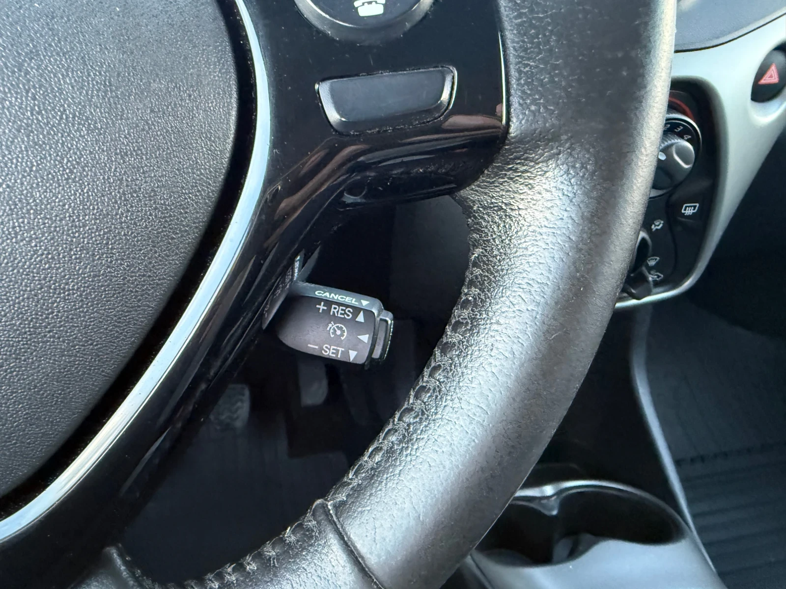 Toyota Aygo 1.0/Cruise control/PDC/LED/Heated seats/Euro6, снимка 12 - Автомобили и джипове - 54068242