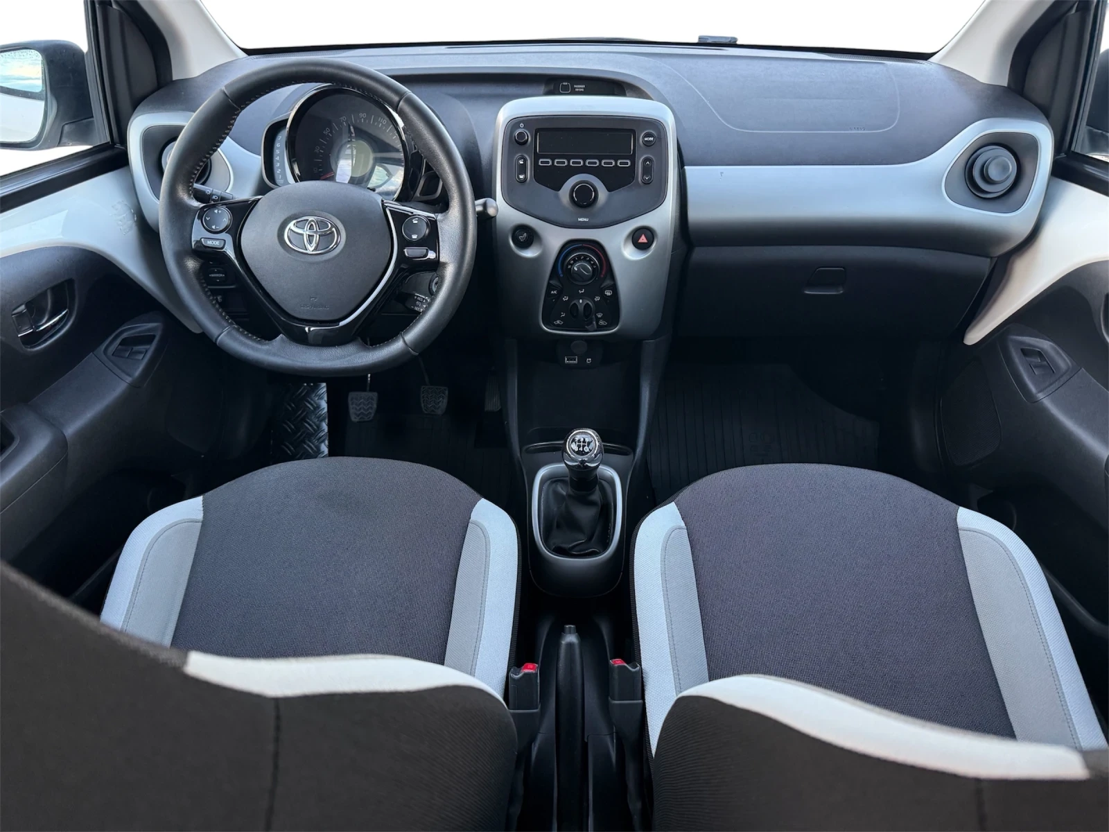 Toyota Aygo 1.0/Cruise control/PDC/LED/Heated seats/Euro6, снимка 9 - Автомобили и джипове - 54068242