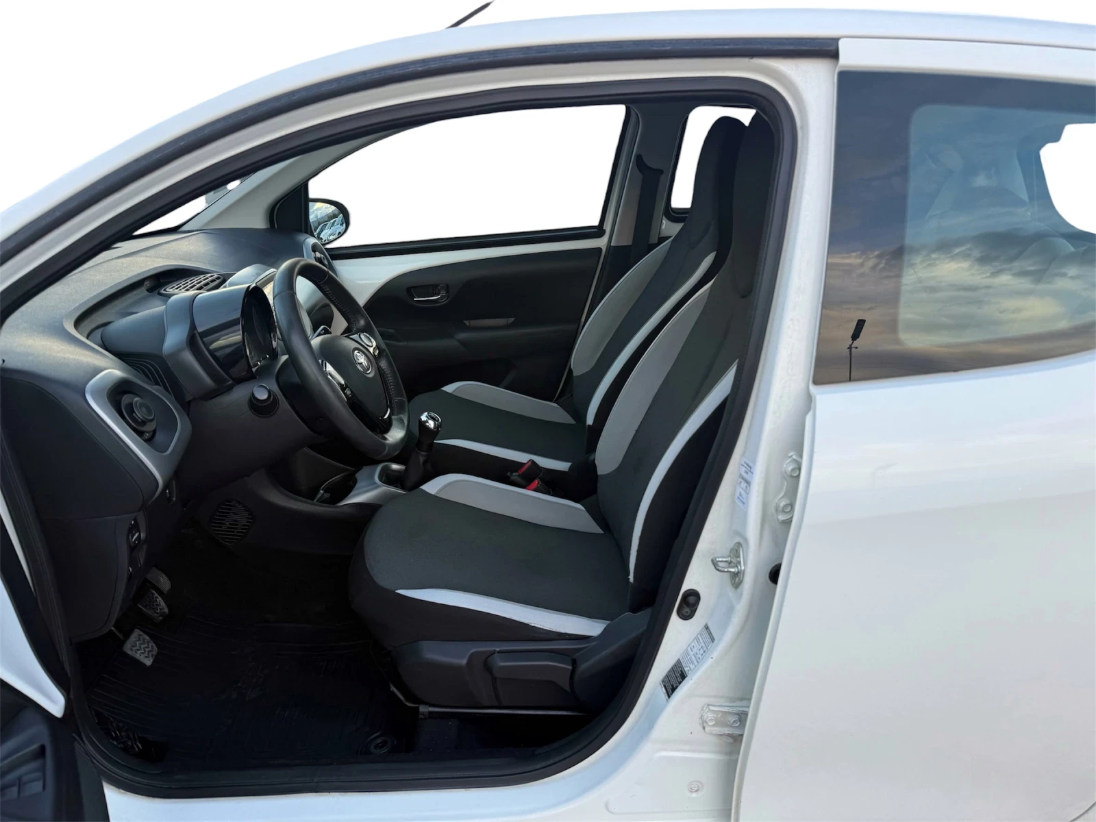 Toyota Aygo 1.0/Cruise control/PDC/LED/Heated seats/Euro6, снимка 7 - Автомобили и джипове - 54068242