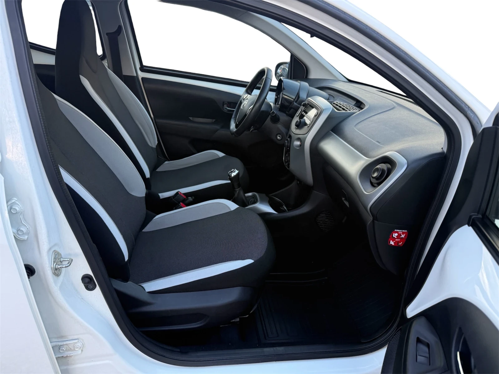 Toyota Aygo 1.0/Cruise control/PDC/LED/Heated seats/Euro6, снимка 10 - Автомобили и джипове - 54068242