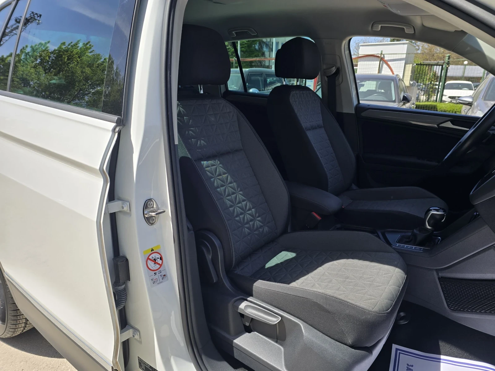VW Tiguan 2.0TDI 150к.с LIFE DSG Камера Дистроник , снимка 12 - Автомобили и джипове - 54333373