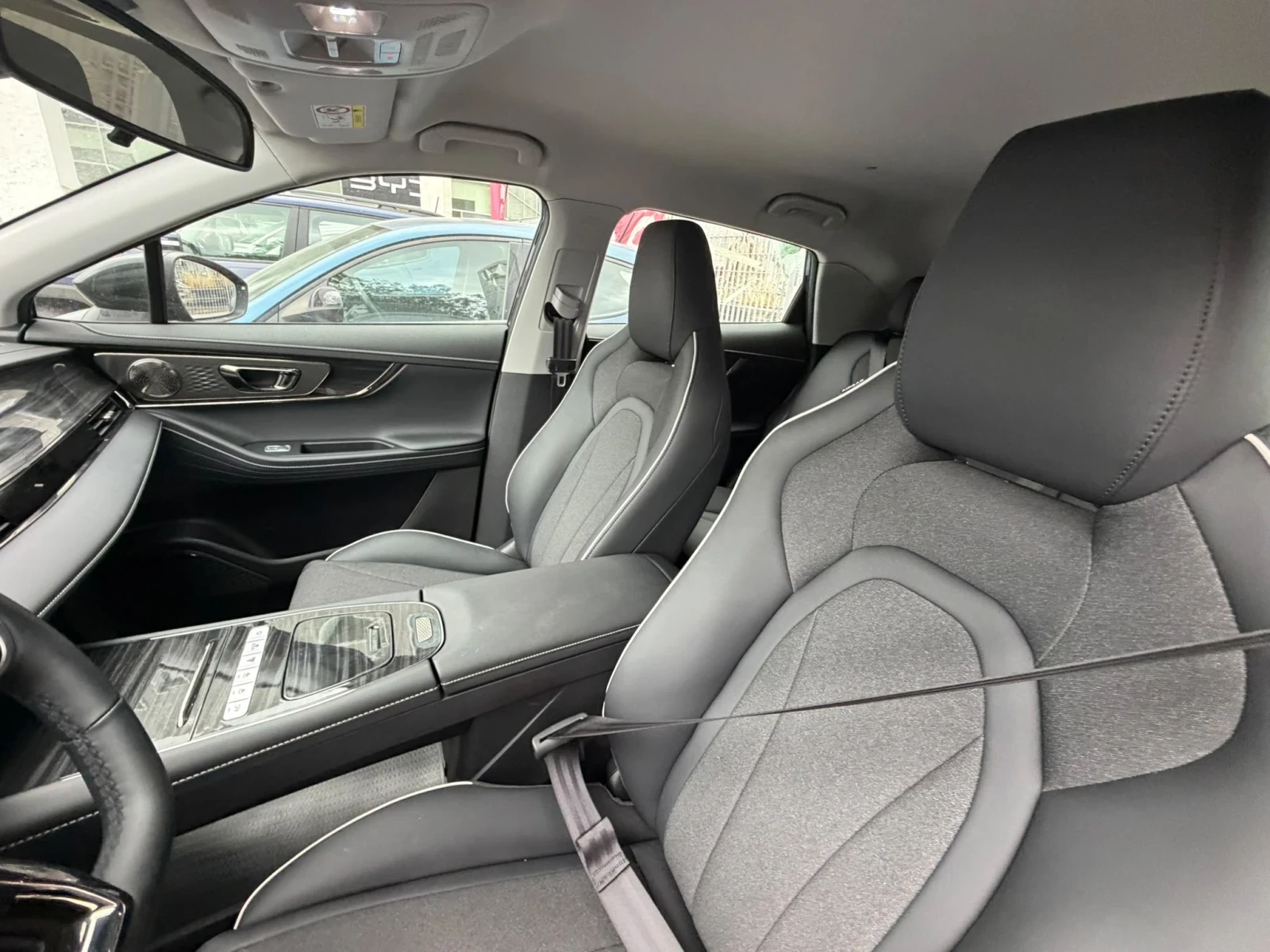 Omoda 5 SHS-H PREMIUM !ИНЦИДЕНТ!!!ОЧАКВАН ВНОС!!!, снимка 8 - Автомобили и джипове - 56231259