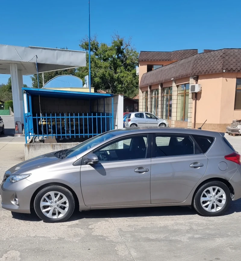 Toyota Auris 2.0 D4D 125к.с. Уникат Швейцария , снимка 8 - Автомобили и джипове - 51521366