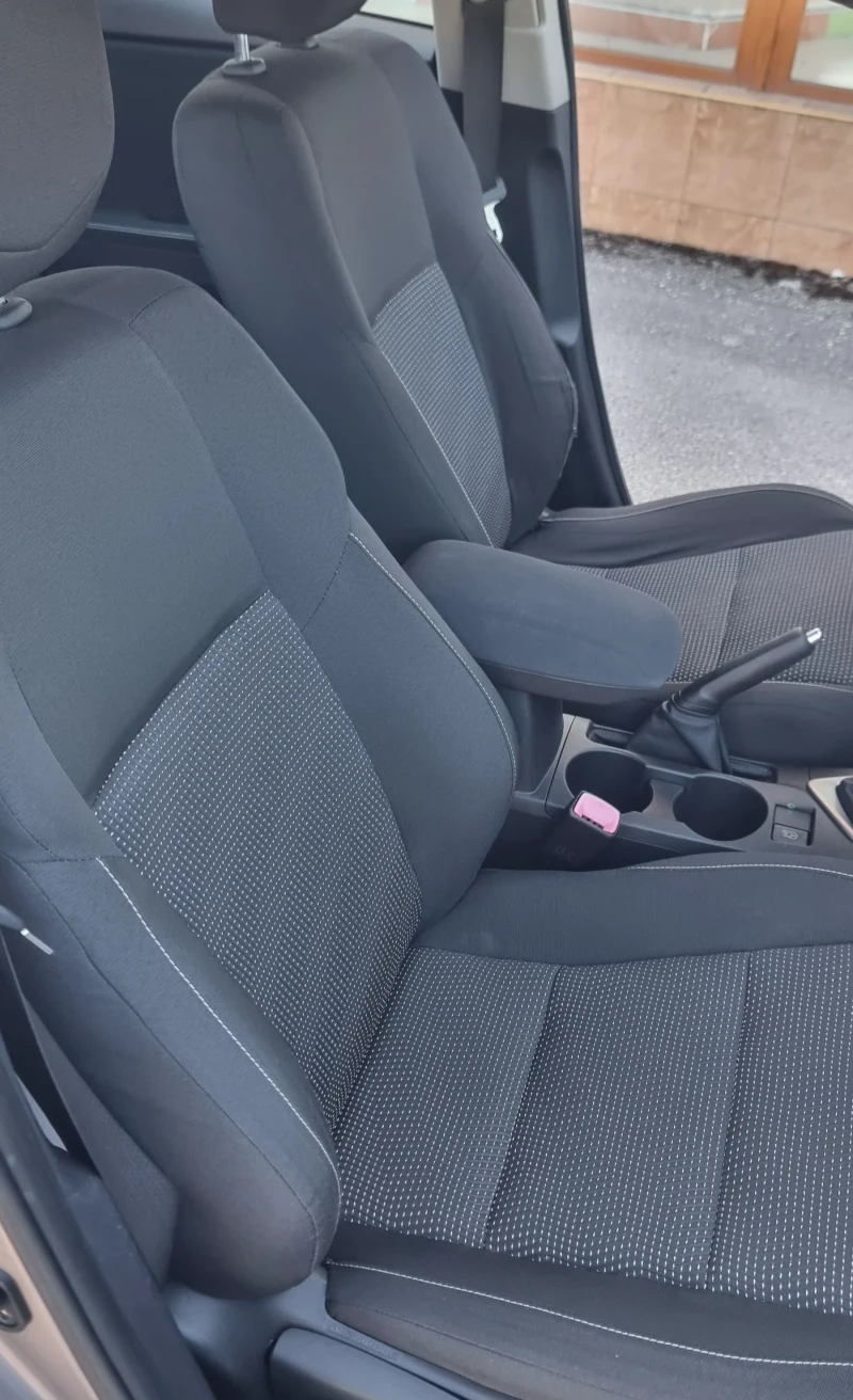 Toyota Auris 2.0 D4D 125к.с. Уникат Швейцария , снимка 14 - Автомобили и джипове - 51521366