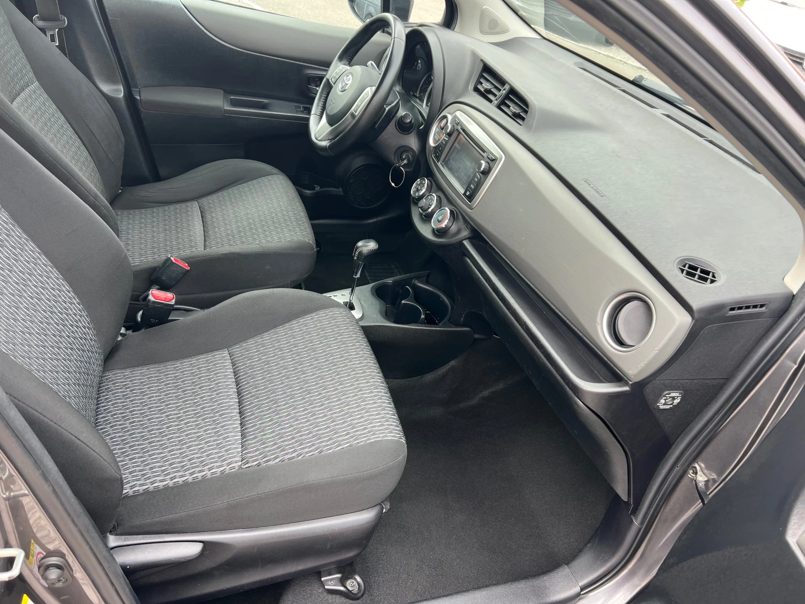 Toyota Yaris 1.3-АВТОМАТИК!, снимка 12 - Автомобили и джипове - 54219120