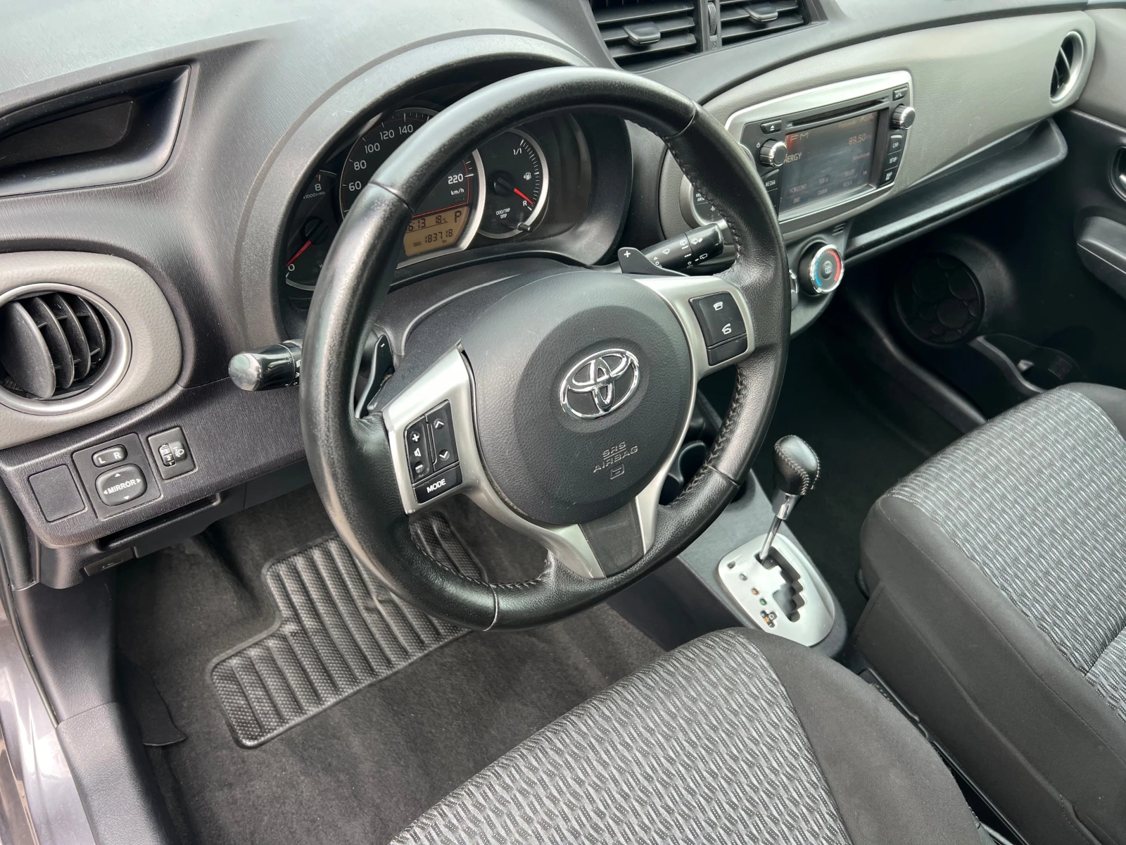 Toyota Yaris 1.3-АВТОМАТИК!, снимка 11 - Автомобили и джипове - 54219120
