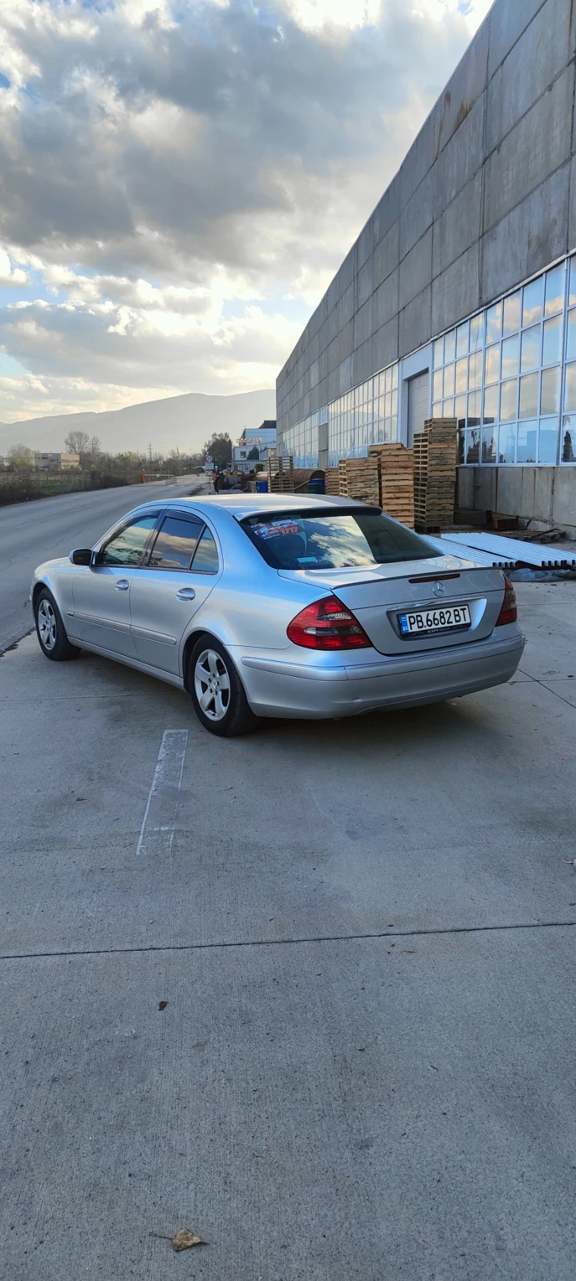 Mercedes-Benz E 220, снимка 4 - Автомобили и джипове - 54528739