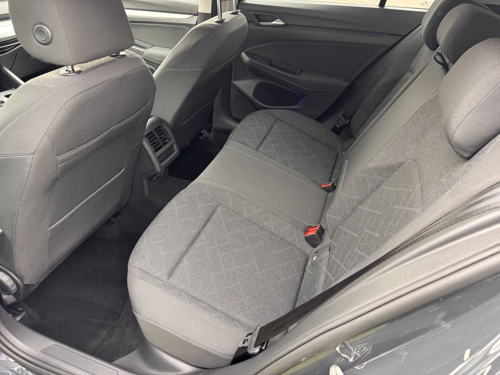 VW Golf LIFE/1.0е-TSI/110К.С./AT7, снимка 10 - Автомобили и джипове - 54620829
