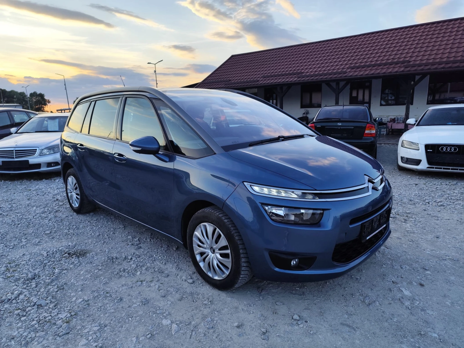 Citroen C4 Picasso 1.6 дизел Автомат, снимка 3 - Автомобили и джипове - 54971695