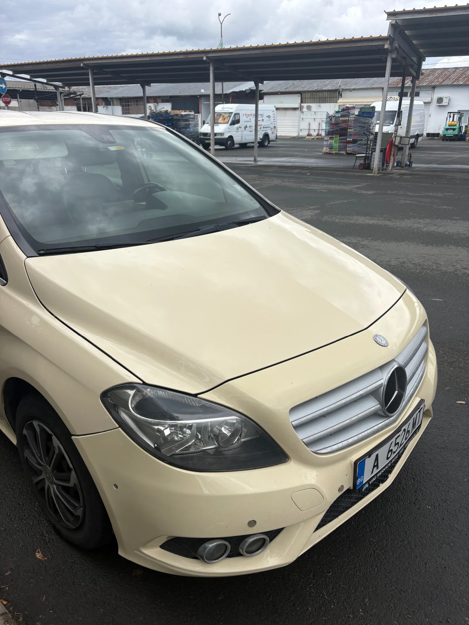Mercedes-Benz B 180