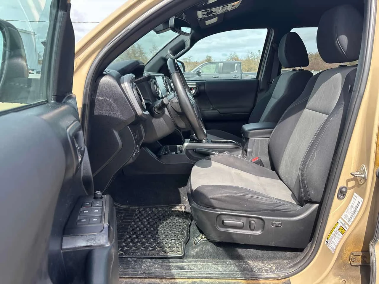 Toyota Tacoma * 4x4 Double Cab Auto SB * 2 КЛЮЧА* PANO* ПОДГРЕВ*, снимка 11 - Автомобили и джипове - 54457093