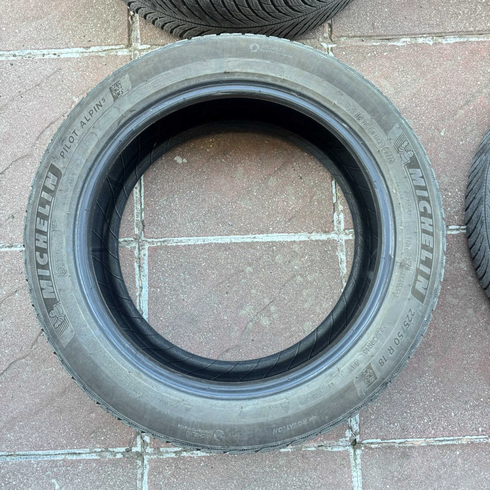 Гуми Зимни 225/50R18, снимка 5 - Гуми и джанти - 54138434