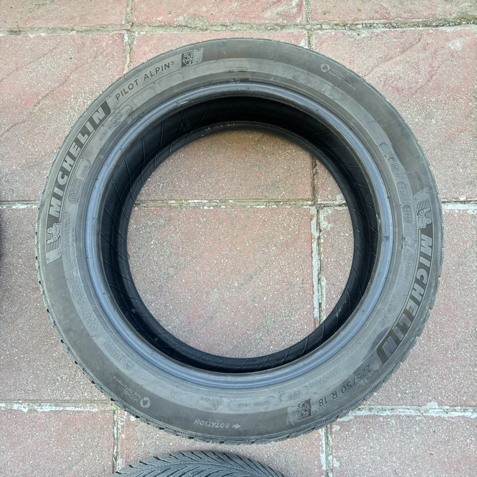 Гуми Зимни 225/50R18, снимка 4 - Гуми и джанти - 54138434