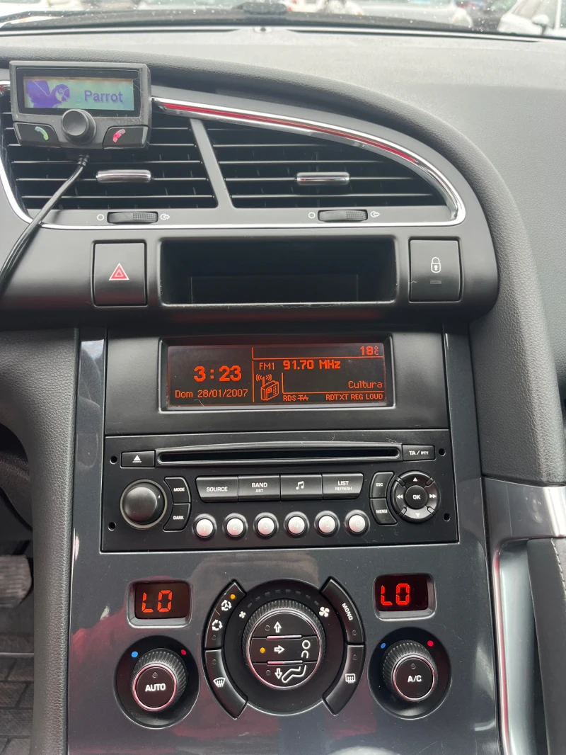 Peugeot 3008 1.6 HDi PREMIUM, снимка 11 - Автомобили и джипове - 50071360