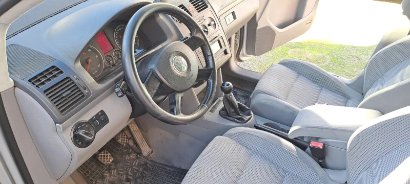 VW Touran, снимка 8 - Автомобили и джипове - 52945323
