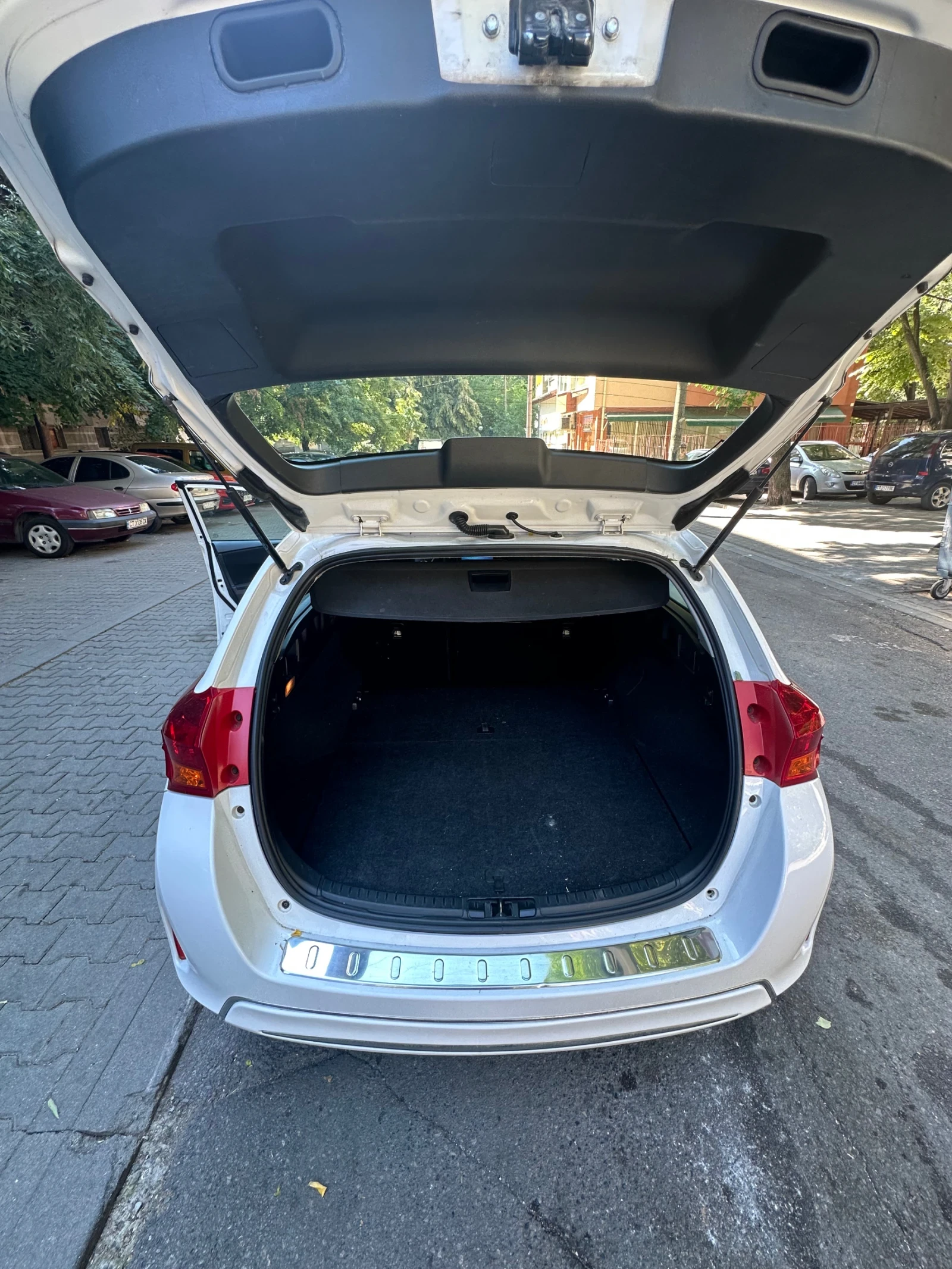 Toyota Auris 1.8 Hybrid, снимка 7 - Автомобили и джипове - 55484047