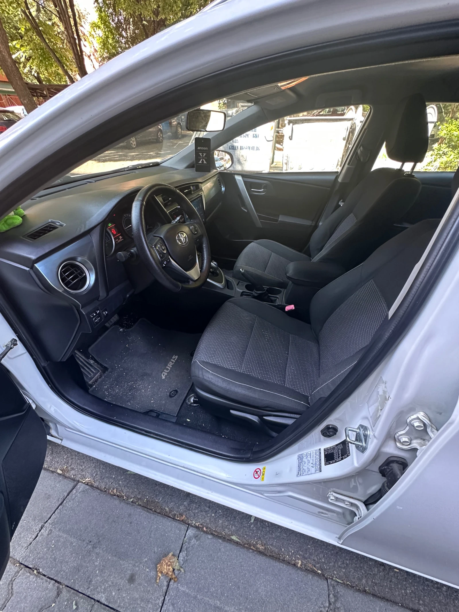 Toyota Auris 1.8 Hybrid, снимка 9 - Автомобили и джипове - 55484047