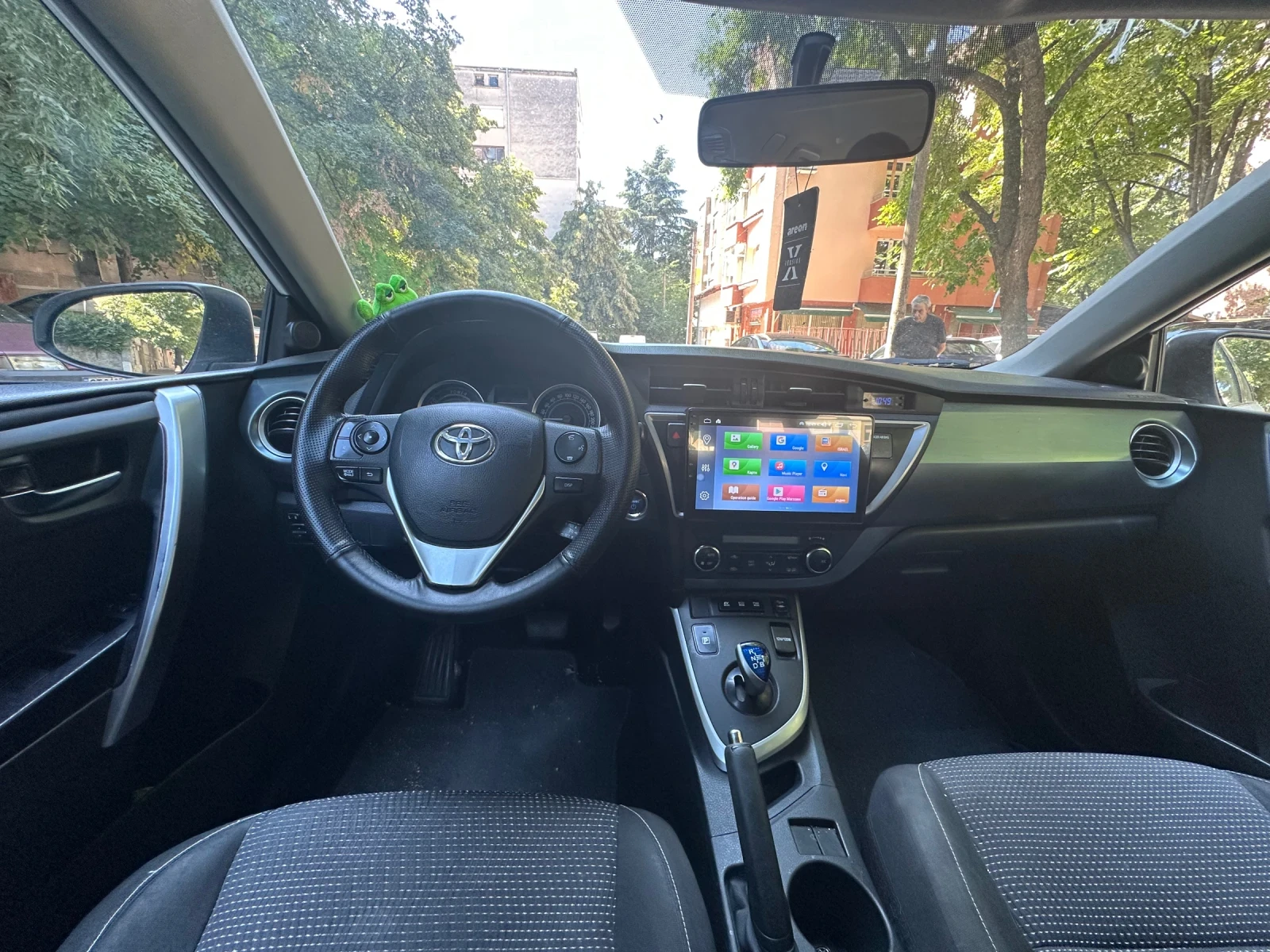 Toyota Auris 1.8 Hybrid, снимка 10 - Автомобили и джипове - 55484047