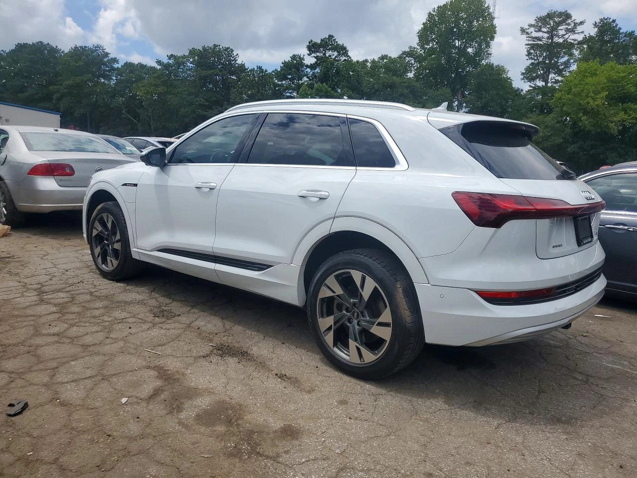 Audi E-Tron Premium Plus, снимка 2 - Автомобили и джипове - 55534803