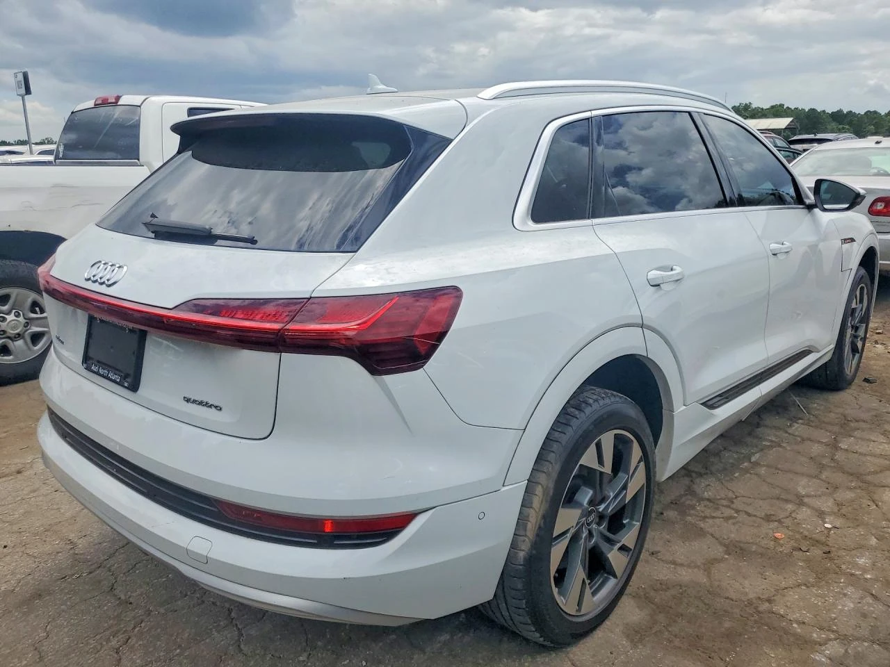 Audi E-Tron Premium Plus, снимка 3 - Автомобили и джипове - 55534803