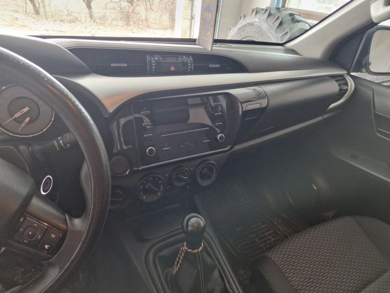 Toyota Hilux Double 2.4D, снимка 11 - Автомобили и джипове - 49486420